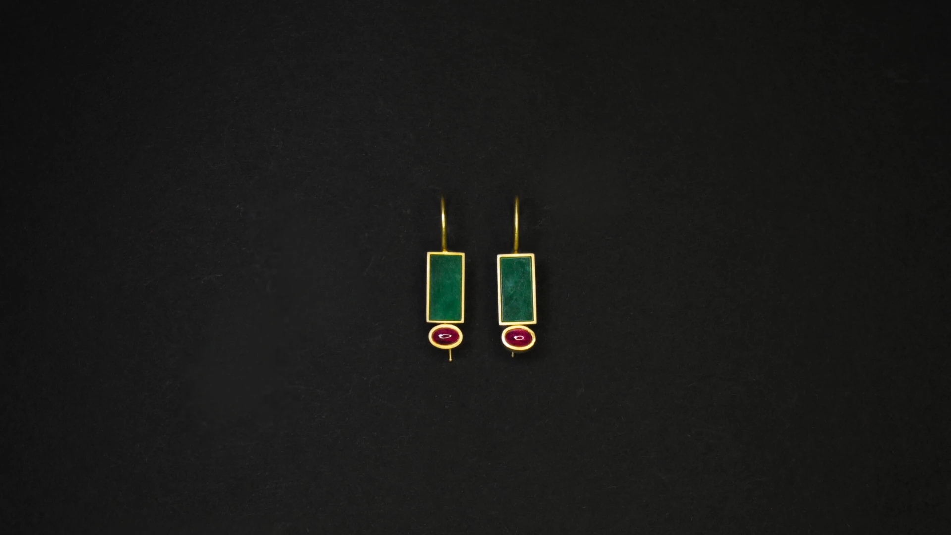 Au Ohrhänger mit Jade und Rubin